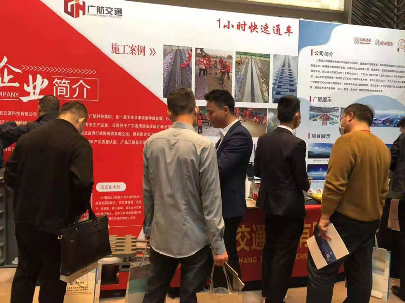 廣航交通工作人員講解產(chǎn)品